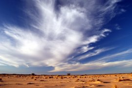 Weisse Wolken über der Wüste