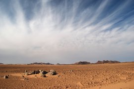 Dramatischer Himmel über der Wüste